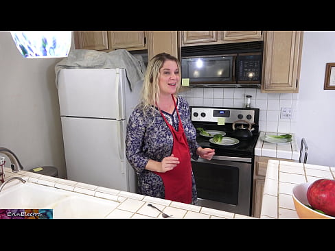 ❤️ Matrigna che lo munge in cucina prima del suo appuntamento ❤❌ Porno al it.yespornpics-com.ru ️❤